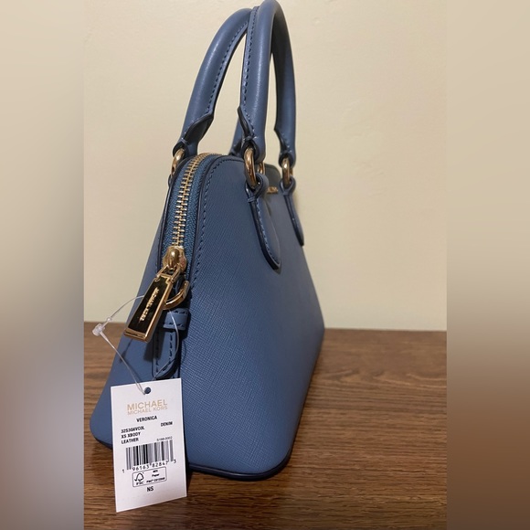 MICHAEL KORS
Veronica Extra-Small Saffiano Leather Crossbody Bag - Picture 3 of 11